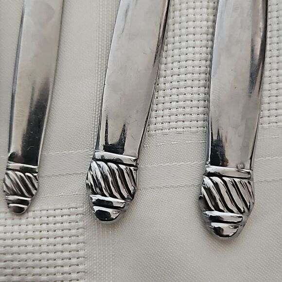 Onieda 8 Pieces Stainless Steel Everyday Flatware Set 18/10 Silver - Picture 12 of 16